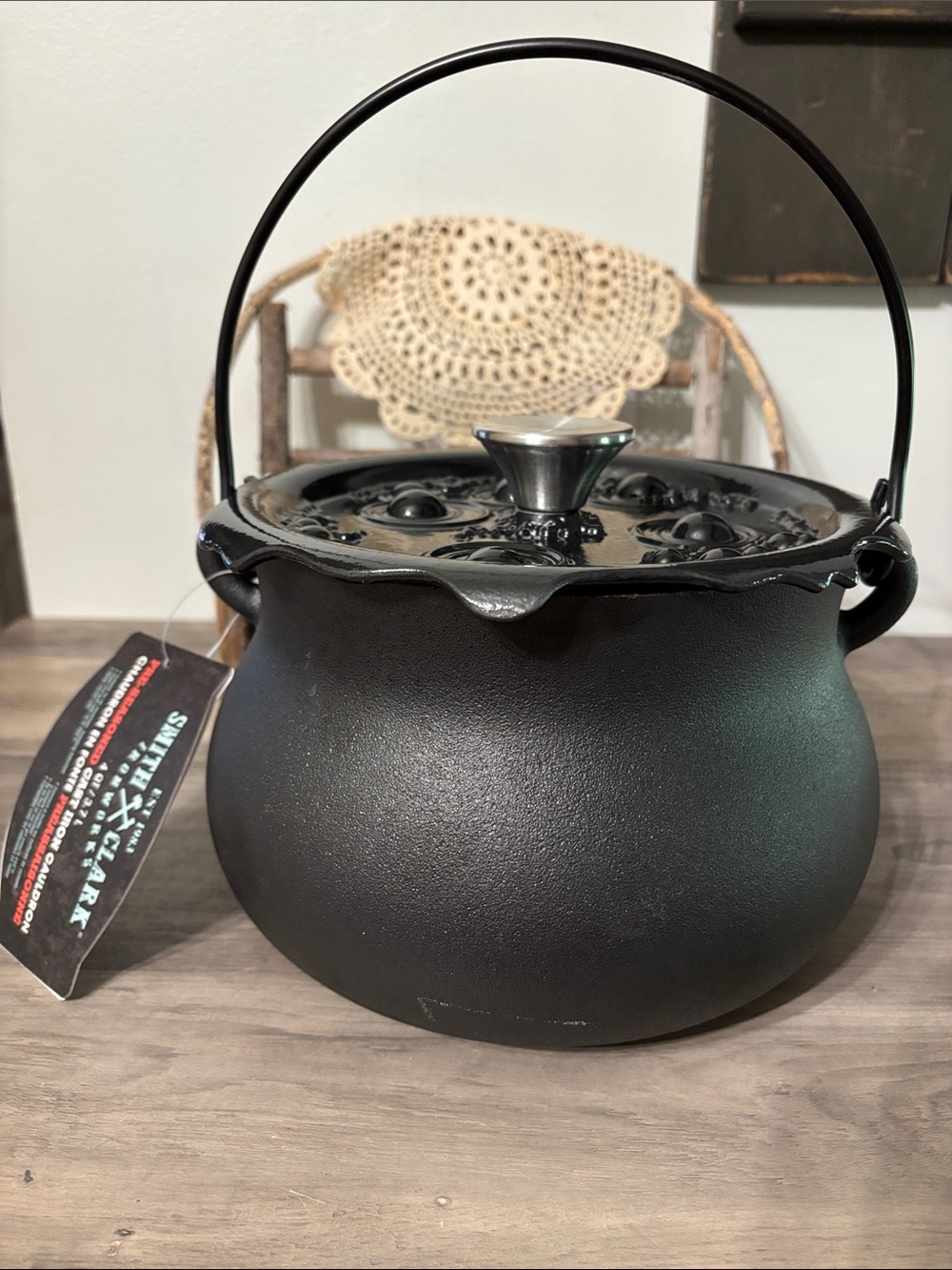NWT Smith and Clark 4 Quart Cast Iron Cauldron Pot Black 'Bubbling' Lid NEW - Picture 4 of 12